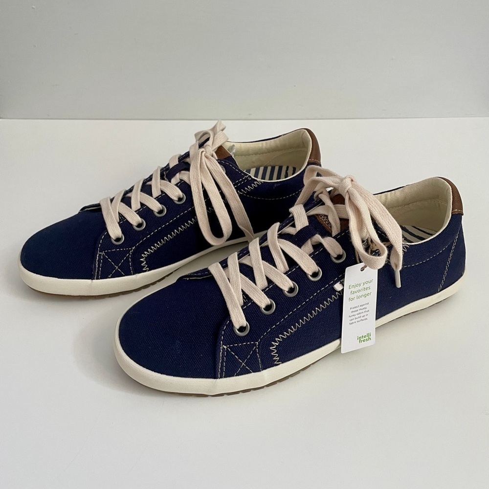 Taos Women’s Star Burst Sneakers Size 8 Navy/Tan
